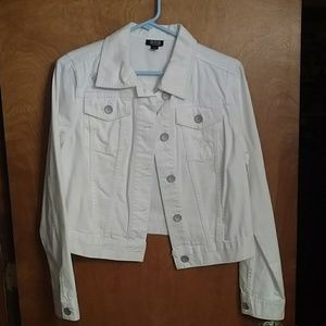 Brand New, without tags, Jean jacket size medium.